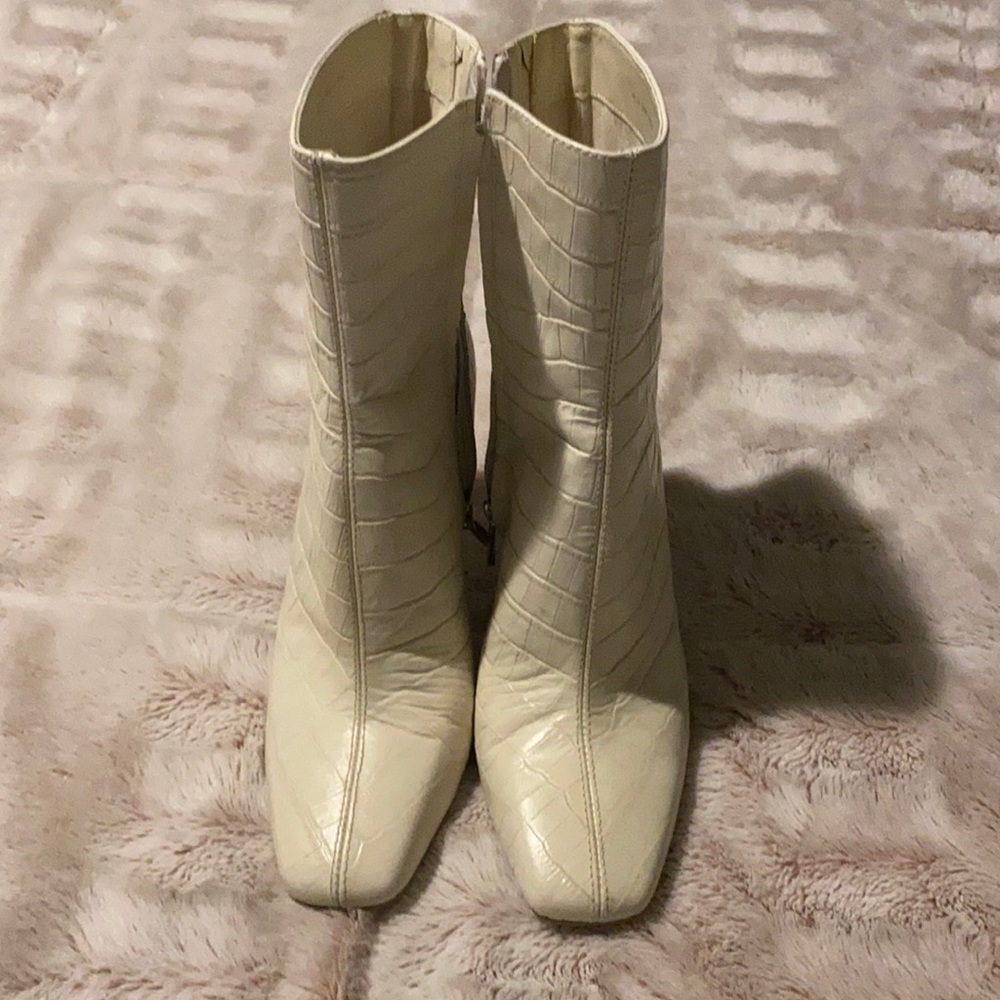 Dolce vita Kelsie white booties